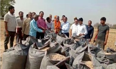 100 कुंतल भूसा दान करने वाले अघ्यापक को बाँदा डीएम ने बनाया ब्राण्ड एम्बेसण्डर