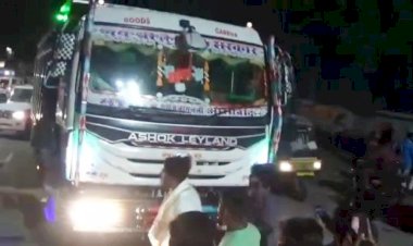 बजरंग दल कार्यकर्ताओं ने पकड़ ली बीजेपी नेताओं की ओवरलोड गाड़ियां, मचा हंगामा