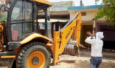 बांदा में भी बालू माफिया व गैंगस्टर अभियुक्तों पर अवैध निर्माण पर चला बुलडोजर