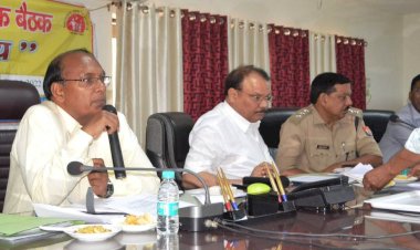 स्वास्थ्य विभाग में डीएम ने कसा शिकंजा : स्वास्थ्य केंद्र से नदारद चल रहे डॉक्टर की संविदा समाप्त, एक स्टाफ नर्स को हटाया गया