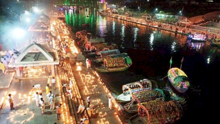 राम जन्म उत्सव पर 5 लाख दीपों से जगमगाया कामदगिरि पर्वत और रामघाट