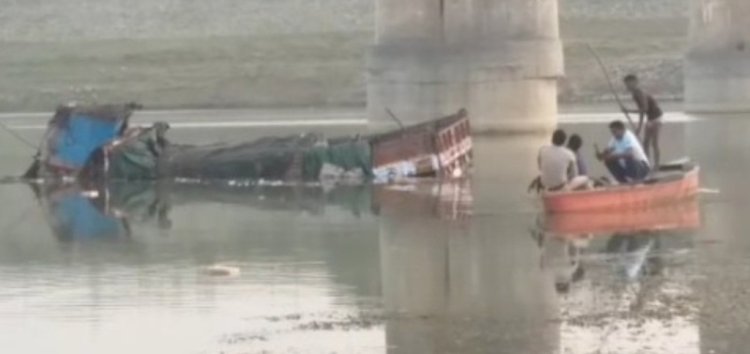 बेतवा पुल पर दो ट्रक आपस में टकराए, नदी में गिरने से ड्राइवर समेत दो की मौत