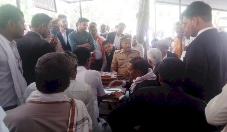 हमीरपुर जजी परिसर में 25 हजार के इनामी को पकड़ने गए सिपाही से वकील भिड़े