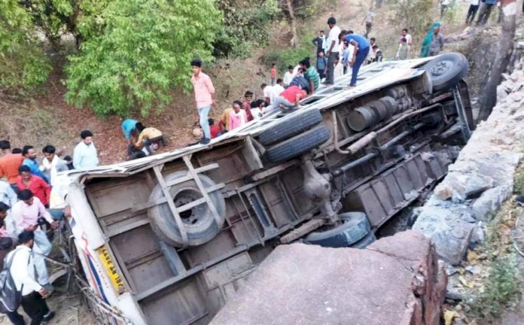 ललितपुर में यात्रियों से भरी बस खाई में गिरी, चार यात्रियों की मौके पर मौत