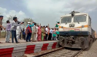 खजुराहो को मिली एक और नई ट्रेन, फूलों से सजाकर केंद्रीय मंत्री वीरेंद्र कुमार ने किया रवाना