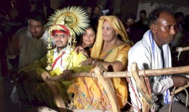 डीजल पेट्रोल की बढ़ती कीमतों के कारण दूल्हे को बारात बैलगाड़ी से ले जाना पड़ा
