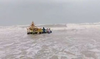 समुद्र में बह कर आया अजीबो गरीब सुनहरा रथ, बना कौतूहल का विषय, वीडियो हुआ वायरल