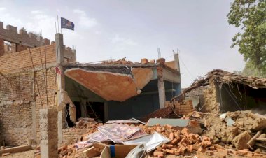 बाँदा : ग्राम प्रधान के अवैध मकान को बुलडोजर से ढहाया गया