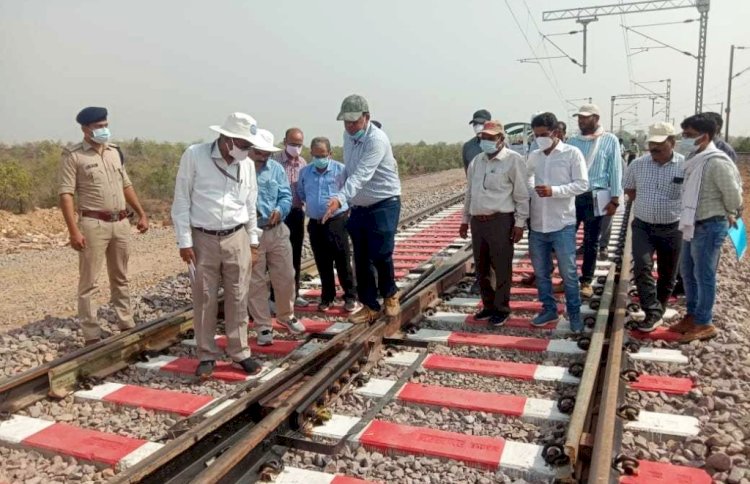 बिजरौठा - ललितपुर के मध्य रेल  ट्रैक पर 120 किमी, प्रति घंटा की स्पीड से ट्रेन दौड़ाकर स्पीड ट्रायल