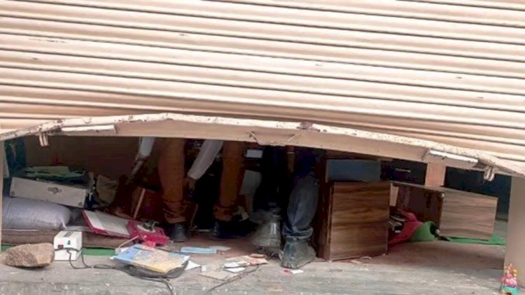 चित्रकूट : नौ मिनट में सराफा दुकान का शटर तोडा और 50 लाख के जेवरात से भरी तिजोरी ले गए
