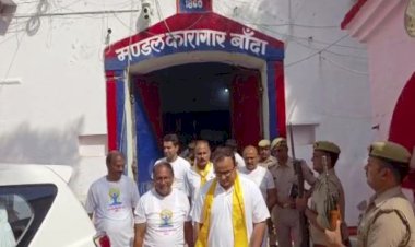 बांदा मंडल कारागार में कैदियों व पुलिस लाइन में पुलिसकर्मियों ने किया योगाभ्यास