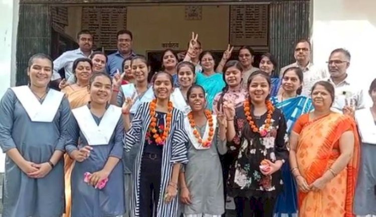 यूपी बोर्ड की हाईस्कूल की परीक्षा में बेटियों ने बाजी मारी, कानपुर के प्रिंस पटेल ने किया टॉप