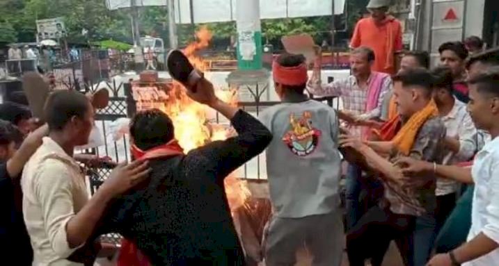 बांदा : उदयपुर में कन्हैया हत्याकांड के विरोध में हिंदू संगठनों में आक्रोश, फूंका पुतला