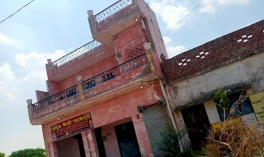 बाँदा : ग्राम पंचायत की जमीन पर इस दबंग ने बनाया दो मंजिला मकान, बुलडोजर चलाने में प्रशासन नाकाम