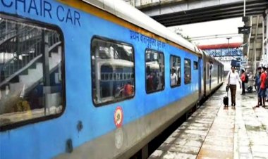 सुपरफास्ट ट्रेन के एसी कोच में घुस आए मोटे-मोटे चूहे, महिला यात्रियों ने मचाया शोर
