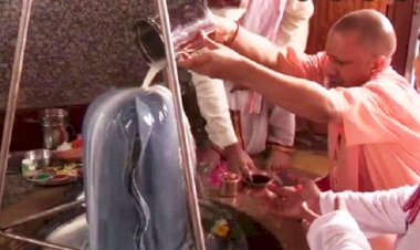 बोल-बम के जयकारों से गूंज रहे शिवालय, शिव मंदिर में मुख्यमंत्री योगी ने जलाभिषेक किया