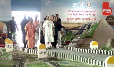 जालौन में बुंदेलखंड एक्सप्रेसवे पर आयोजित प्रदर्शनी का दौरा करते पीएम मोदी और सीएम योगी