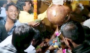 बांदा : पहाड़ की चोटी में गुफा के अंदर विराजमान भोले बाबा के दर्शन को उमड़ी शिवभक्तों की भीड़