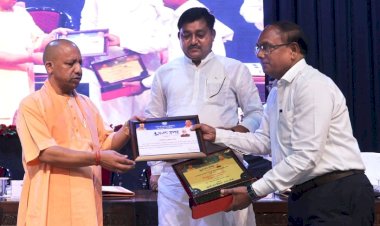 भूजल सप्ताह में सीएम योगी ने बाँदा डीएम और जलयोद्धा को किया सम्मानित