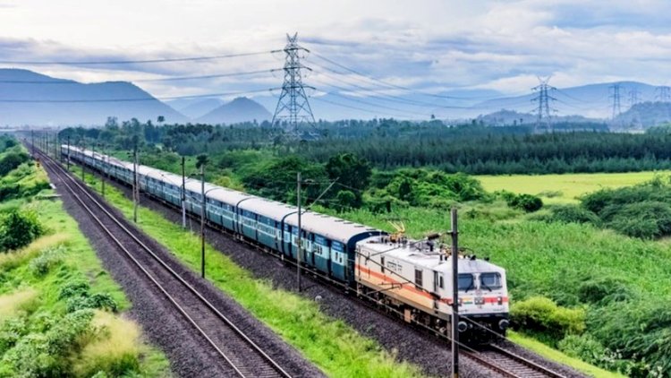 यात्रीगण ध्यान दें : वाराणसी से आनन्द विहार के लिए लखनऊ के रस्ते चलेगी यह पूजा स्पेशल ट्रेन