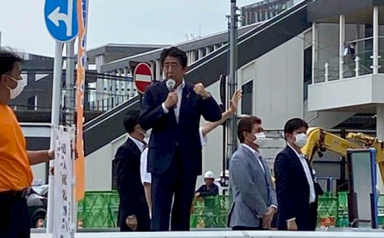 जापान के पूर्व पीएम शिंजो आबे को मारी गई गोली, हालत गंभीर