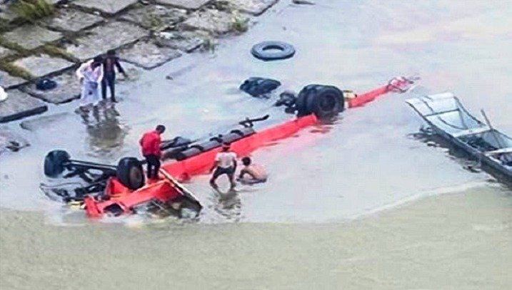 भीषण हादसा : मप्र में नर्मदा नदी में गिरी बस, अब तक 11 यात्रियों के शव निकाले गए