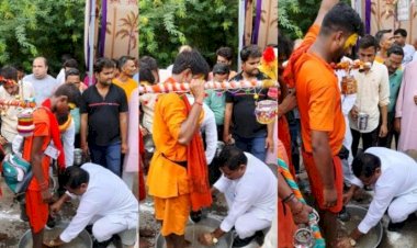 शिवभक्त कावड़ियों का पैर पखार कर बाँदा नगर पालिका अध्यक्ष ने किया स्वागत