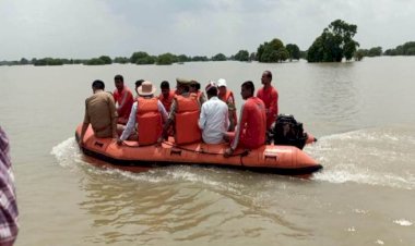जालौन में डीएम, एसपी बाढ़ प्रभावित क्षेत्र में पहुंचे, दिए राहत पैकेज, साथ ही कही ये बड़ी बात