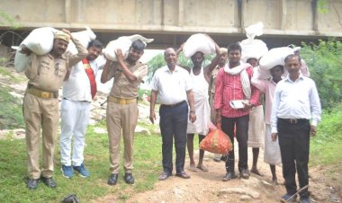 बांदा डीएम ने बाढ प्रभावित गांवों में पीडित परिवारों को राहत सामाग्री बांटी