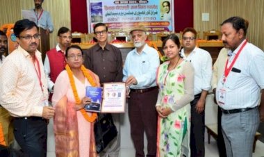 बांदा की वरिष्ठ महिला चिकित्सक डॉक्टर शबाना को मिला फिराक गोरखपुरी सम्मान