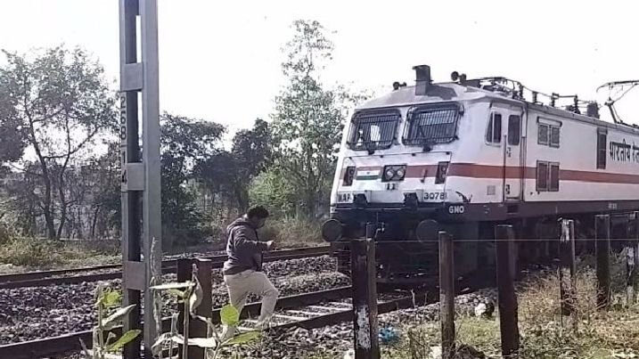खजुराहो कानपुर पैसेंजर ट्रेन से गिरी महिला, गंभीर रूप से घायल