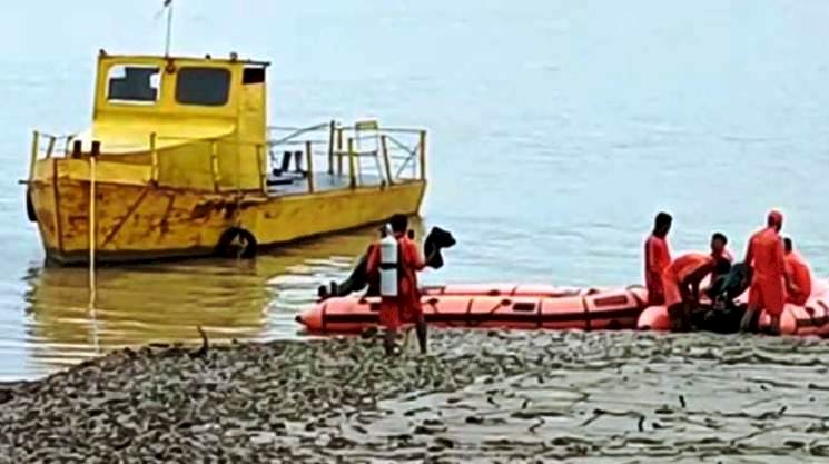 एसडीआरएफ की टीम नहीं ढूंढ पाई डूबी नाव, दो महिलाओं की लाशें और मिली
