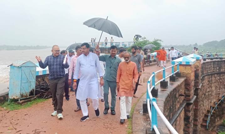बारिश से बरियारपुर बांध उफनाया, जलशक्ति राज्यमंत्री रामकेश निषाद ने निरीक्षण कर दिए आवश्यक निर्देश