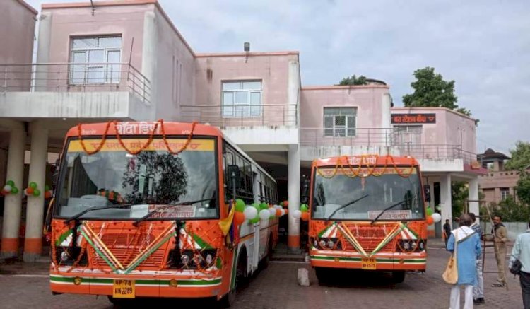 बांदा को मिली दो नई बसों की सौगात, जलशक्ति राज्यमंत्री रामकेश निषाद ने झंडी दिखाकर किया रवाना