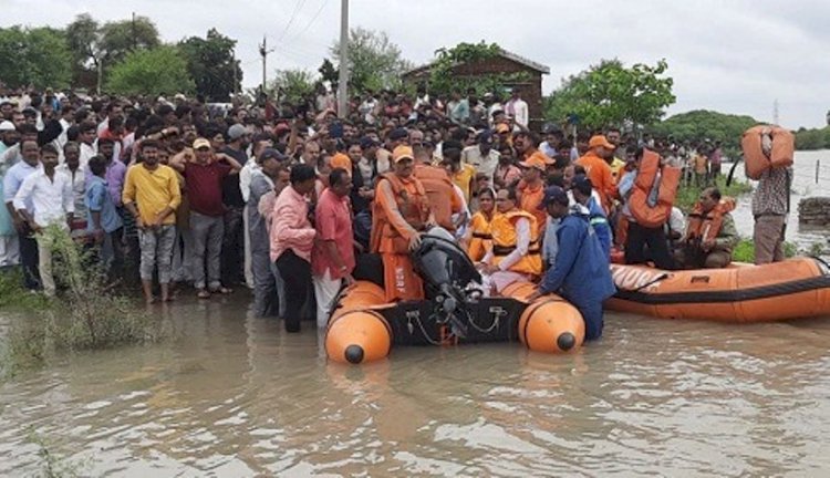 मुख्यमंत्री शिवराज ने देखी बाढ़ प्रभावित जिलों की स्थिति, कहा - जिन्दगी बचाना पहली प्राथमिक