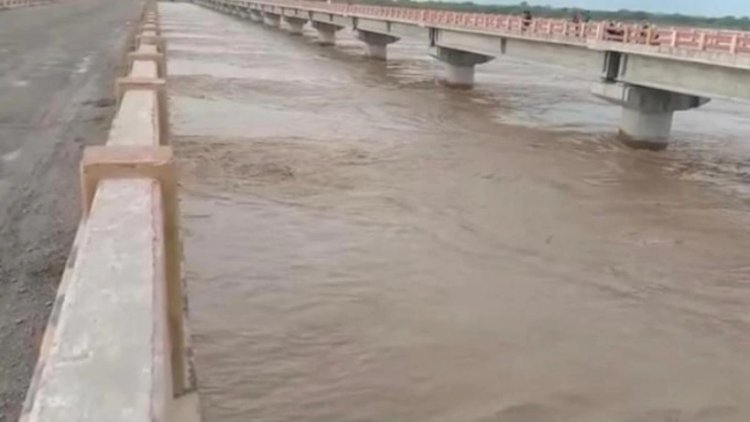 यमुना खतरे के निशान से पानी ढाई मीटर ऊपर, कानपुर जाने वाला स्टेट हाईवे बंद