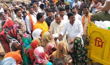 जल शक्ति राज्यमंत्री रामकेश निषाद ने बाढ़ प्रभावित क्षेत्रों में जरूरतमंदों को बांटी राहत सामग्री