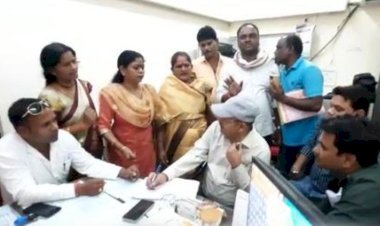 झाँसी नगर निगम सभासदों का नगर निगम कार्यालय में जमकर हंगामा