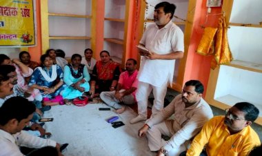 पीएम सांकेतिक झाडू लगाकर सफाई का देते हैं संदेश, वही काम शिक्षक करता है तो होने लगती है जांच