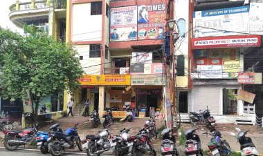 झाँसी : अवैध बिल्डिंगों में चल रही अवैध कोचिंग संचालकों ने कब्जाई पार्किंग हेतु सड़क