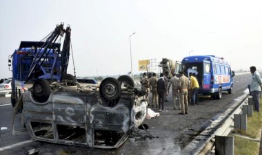 बुंदेलखंड एक्सप्रेस वे में वैन पलटने से पशु डाॅक्टर के पत्नी की मौत