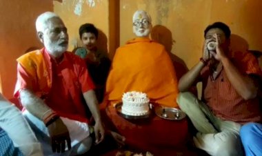 नमो मंदिर में पीएम नरेंद्र मोदी की मूर्ति स्थापित कर, उनकी राह देखता एक भक्त
