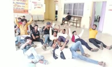 सीटे बढ़ाने की मांग को लेकर छात्रों ने कलेक्ट्रेट में किया हंगामा, लेटकर की नारेबाजी