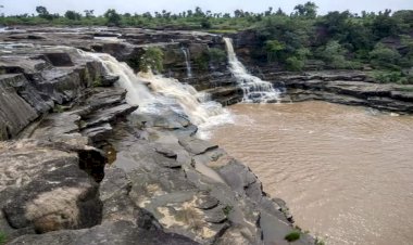 शबरी जलप्रपात का नाम बदलने आदिवासी भडके,तहसील में किया प्रदर्शन