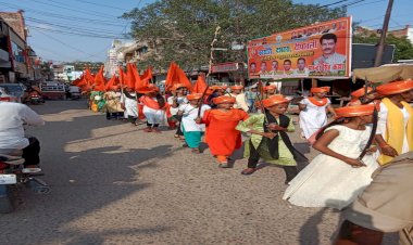 मातृशक्ति,दुर्गावाहिनी की महिलाएं शौर्य यात्रा में तलवारे लेकर निकली