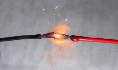 शार्ट सर्किट से स्पेयर पार्ट्स की दुकानों में आग लगी, लाखों का नुकसान