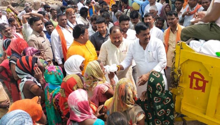जल शक्ति राज्यमंत्री रामकेश निषाद ने बाढ़ प्रभावित क्षेत्रों में जरूरतमंदों को बांटी राहत सामग्री