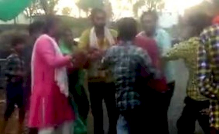 हमीरपुर : अवैध शराब विक्रेता को पकड़ने गए पुलिस बल पर ग्रामीणों ने किया हमला