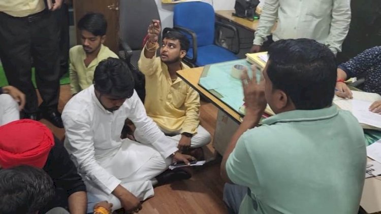 सीटें बढ़ाने की मांग को लेकर बुंदेलखंड विश्वविद्यालय में छात्रों ने किया हंगामा