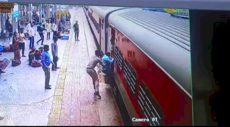 झांसी : आरपीएफ के जवान ने जान पर खेलकर चलती ट्रेन में बचाई यात्री की जान